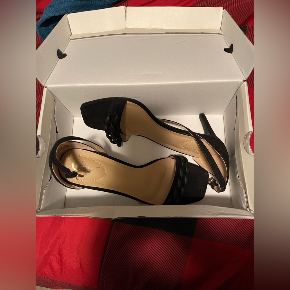 Heels - Picture 4 of 4